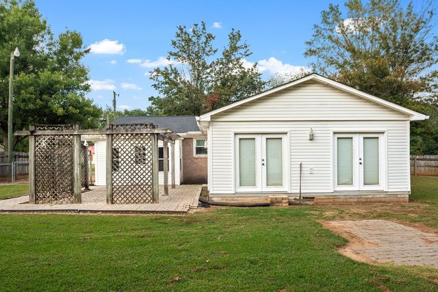 140 Lakeside Dr, Columbia, TN 38401