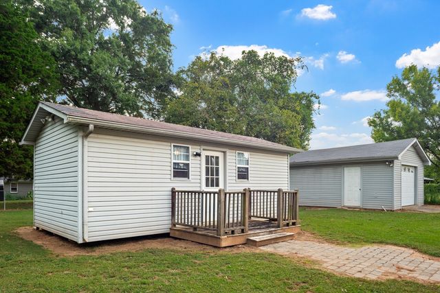 140 Lakeside Dr, Columbia, TN 38401