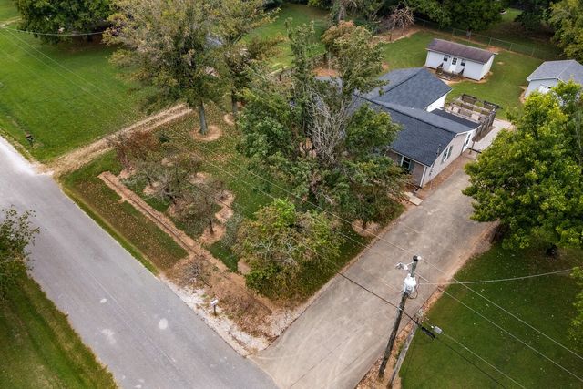 140 Lakeside Dr, Columbia, TN 38401