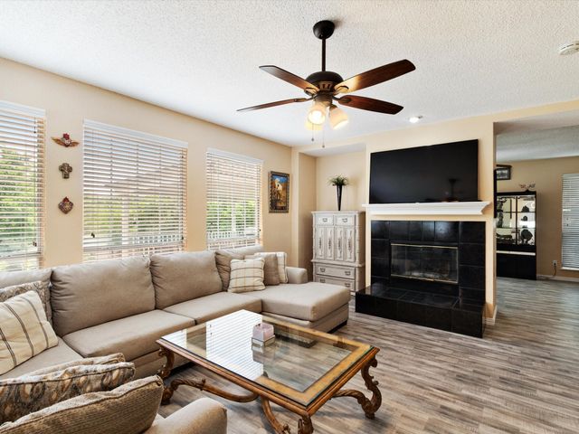 615 E Lynn Creek Drive, Arlington, TX 76002
