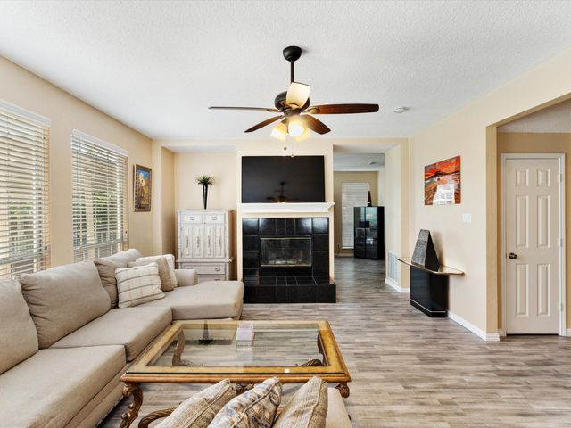 615 E Lynn Creek Drive, Arlington, TX 76002