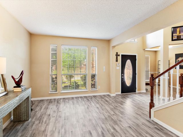 615 E Lynn Creek Drive, Arlington, TX 76002
