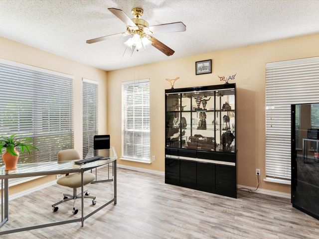615 E Lynn Creek Drive, Arlington, TX 76002
