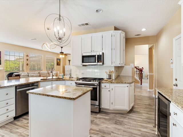 615 E Lynn Creek Drive, Arlington, TX 76002