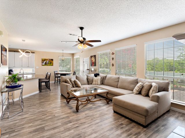 615 E Lynn Creek Drive, Arlington, TX 76002