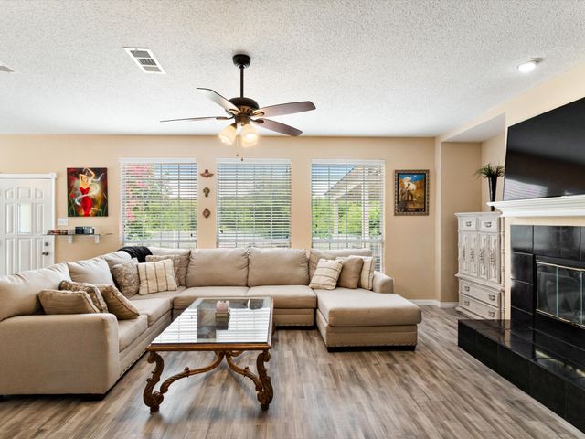 615 E Lynn Creek Drive, Arlington, TX 76002