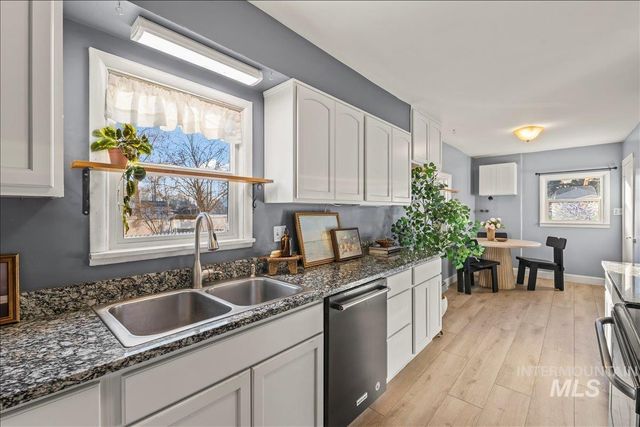 215 S Locust St, Nampa, ID 83686