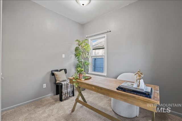 215 S Locust St, Nampa, ID 83686