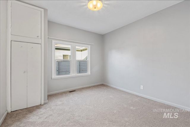 215 S Locust St, Nampa, ID 83686