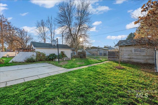 215 S Locust St, Nampa, ID 83686