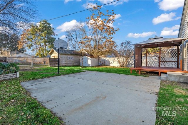 215 S Locust St, Nampa, ID 83686