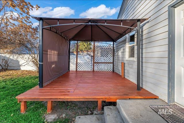 215 S Locust St, Nampa, ID 83686