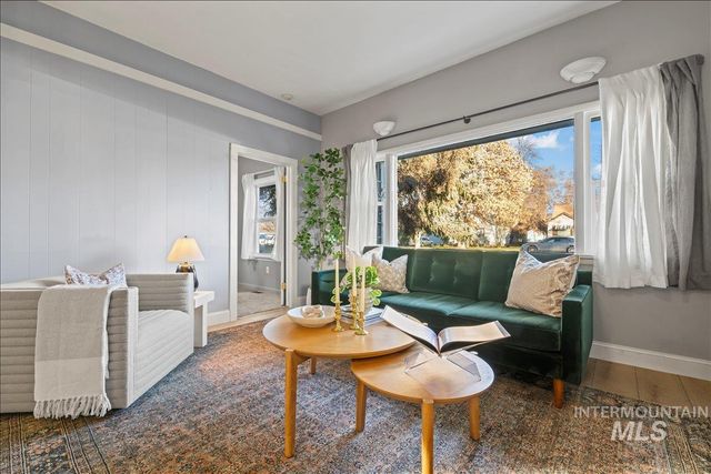 215 S Locust St, Nampa, ID 83686