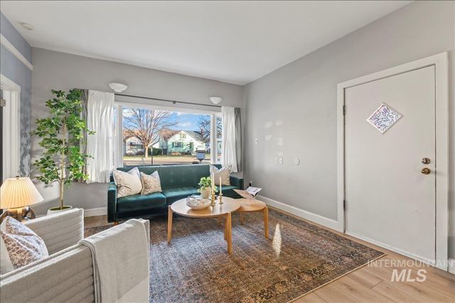 215 S Locust St, Nampa, ID 83686