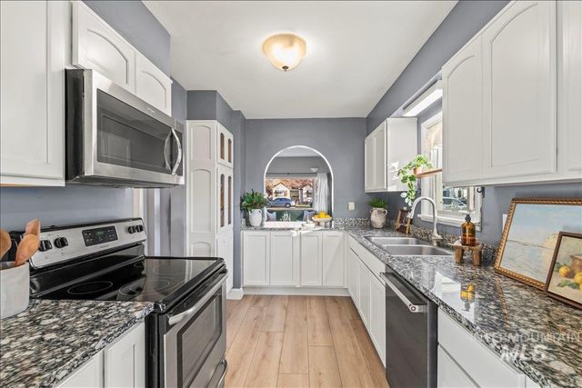 215 S Locust St, Nampa, ID 83686