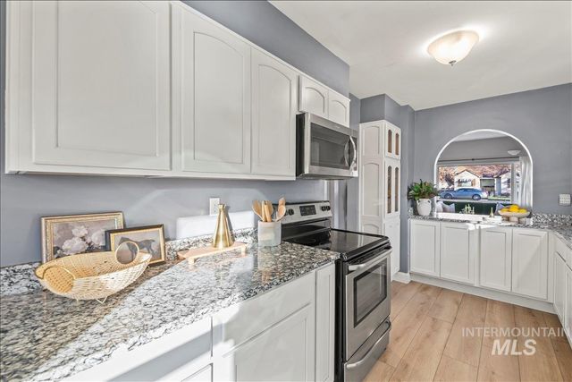 215 S Locust St, Nampa, ID 83686