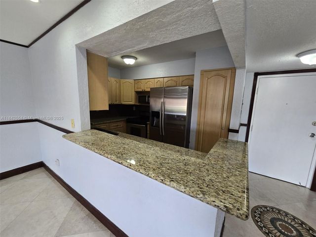 8425 NW 8th St 307, Miami, FL 33126