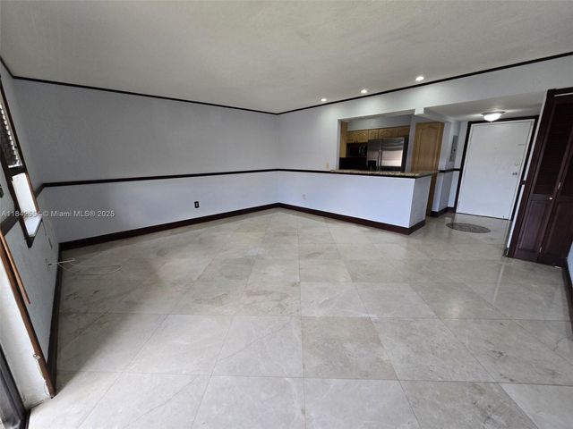 8425 NW 8th St 307, Miami, FL 33126
