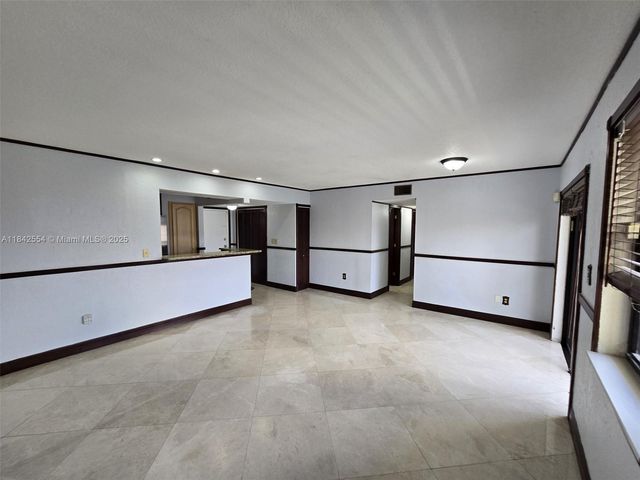 8425 NW 8th St 307, Miami, FL 33126