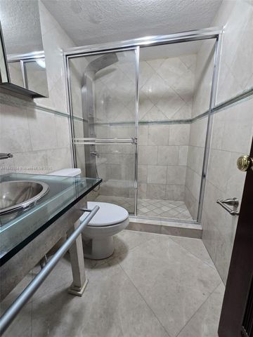 8425 NW 8th St 307, Miami, FL 33126