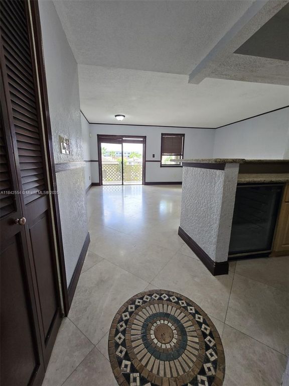 8425 NW 8th St 307, Miami, FL 33126
