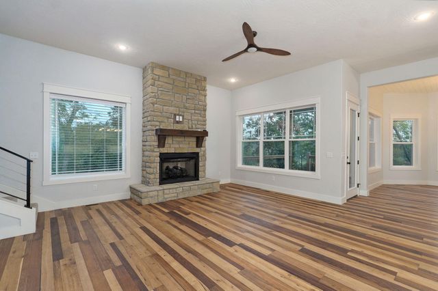 855 E Ashford Avenue, Nixa, MO 65714