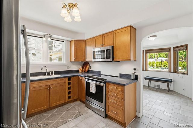 919 E Lincoln Avenue, Royal Oak, MI 48067