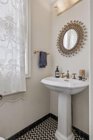 1930 Knox Avenue S, Minneapolis, MN 55403