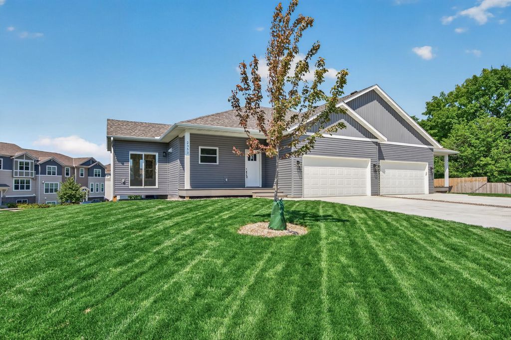 2353 7th Ave E, North Saint Paul, MN 55109 — exterior