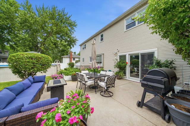 626 E Golf Road, Libertyville, IL 60048