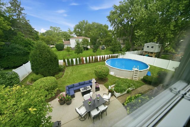 626 E Golf Road, Libertyville, IL 60048
