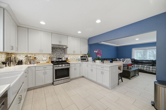 626 E Golf Road, Libertyville, IL 60048