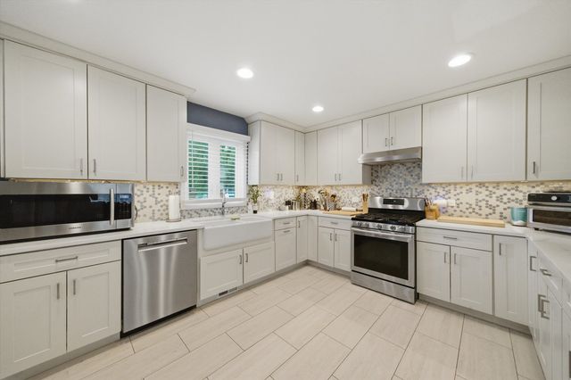 626 E Golf Road, Libertyville, IL 60048