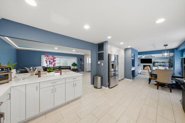 626 E Golf Road, Libertyville, IL 60048