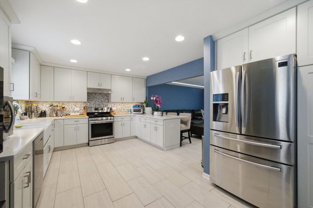 626 E Golf Road, Libertyville, IL 60048