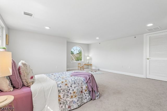 1366 Genovese Ln, Rahway City, NJ 07065