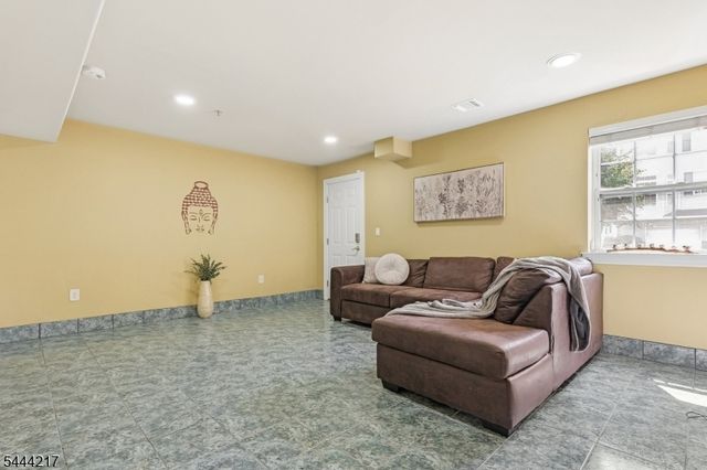 1366 Genovese Ln, Rahway City, NJ 07065