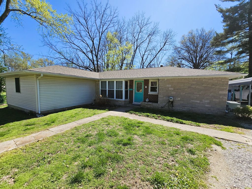 Image 1 of property listing at 2 Lincoln Drive, Mt Vernon, IL 62864