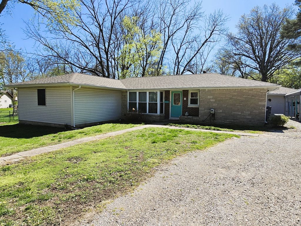 Image 2 of property listing at 2 Lincoln Drive, Mt Vernon, IL 62864