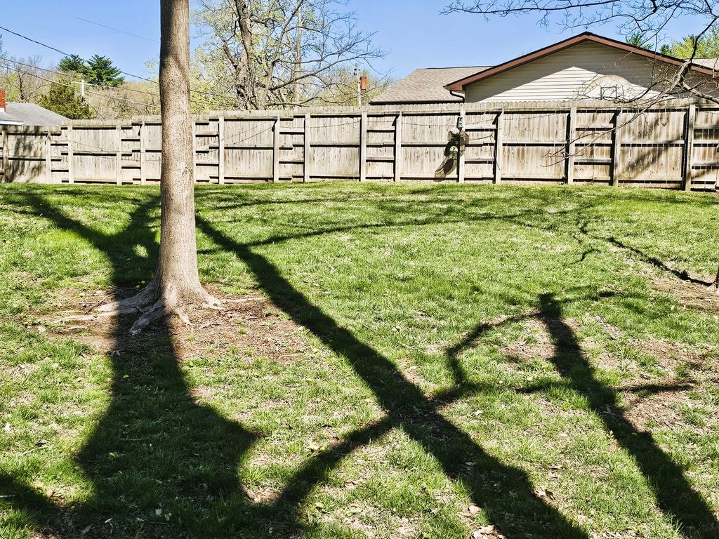 Image 11 of property listing at 2 Lincoln Drive, Mt Vernon, IL 62864