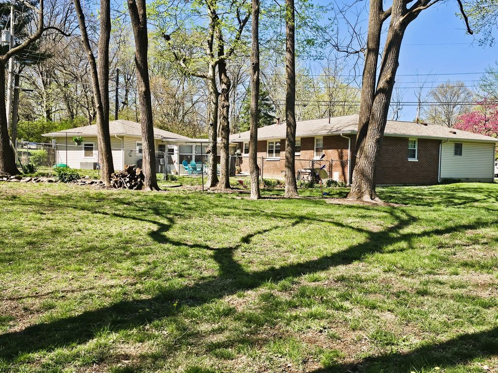 Image 12 of property listing at 2 Lincoln Drive, Mt Vernon, IL 62864