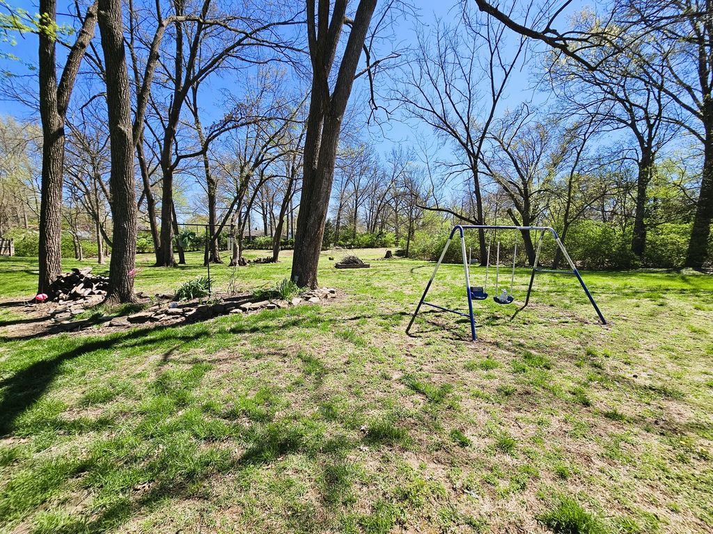 Image 13 of property listing at 2 Lincoln Drive, Mt Vernon, IL 62864