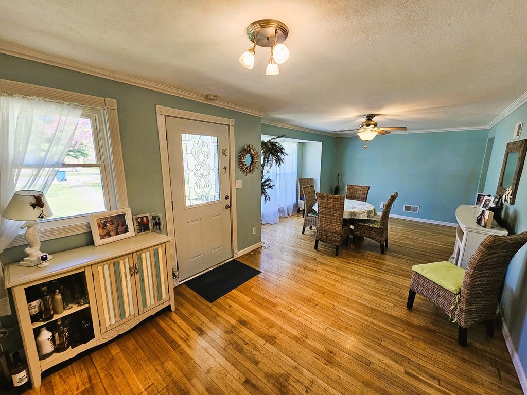 Image 14 of property listing at 2 Lincoln Drive, Mt Vernon, IL 62864