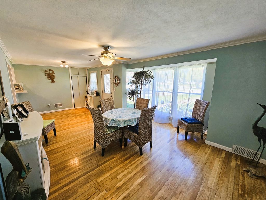 Image 15 of property listing at 2 Lincoln Drive, Mt Vernon, IL 62864