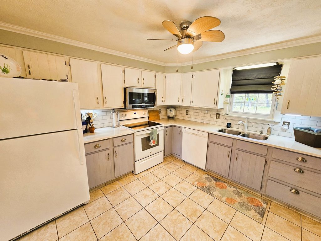 Image 18 of property listing at 2 Lincoln Drive, Mt Vernon, IL 62864