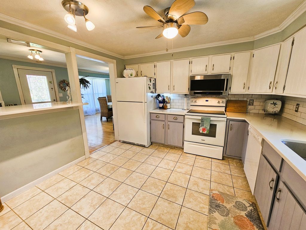 Image 19 of property listing at 2 Lincoln Drive, Mt Vernon, IL 62864