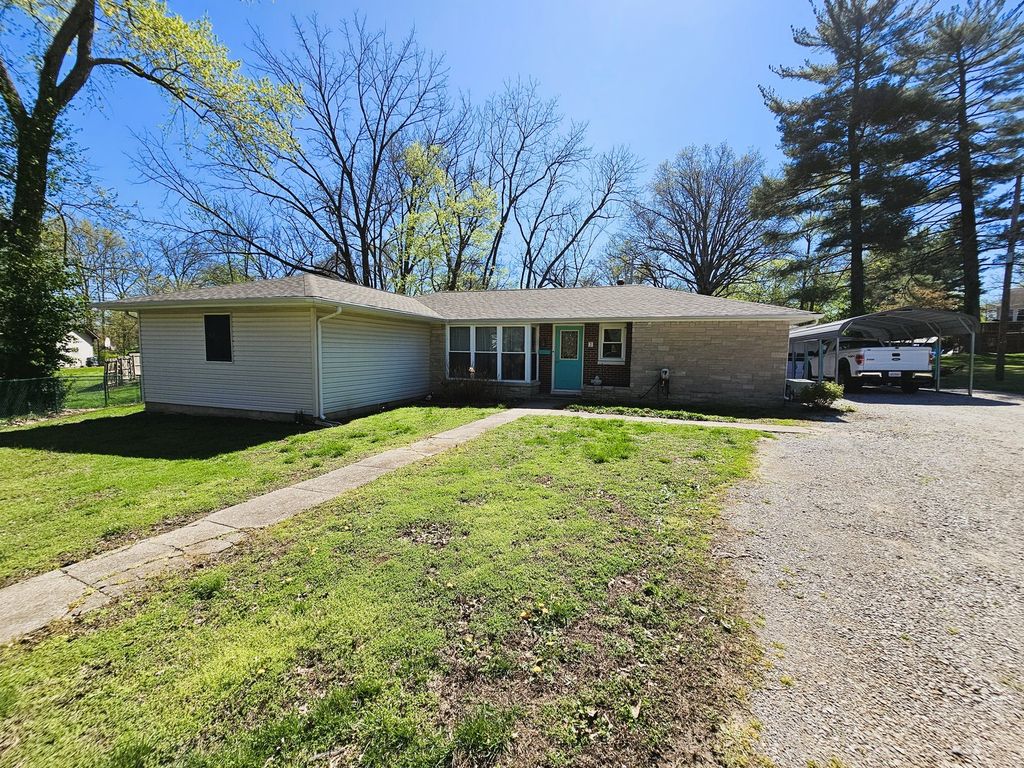Image 3 of property listing at 2 Lincoln Drive, Mt Vernon, IL 62864