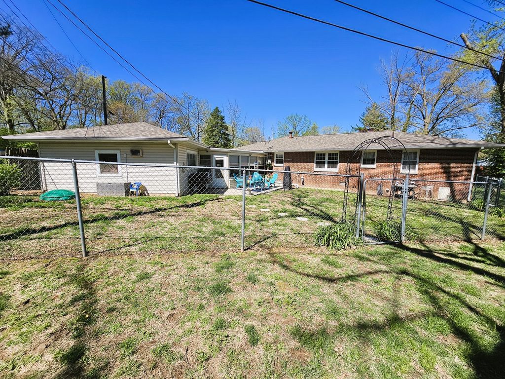 Image 4 of property listing at 2 Lincoln Drive, Mt Vernon, IL 62864