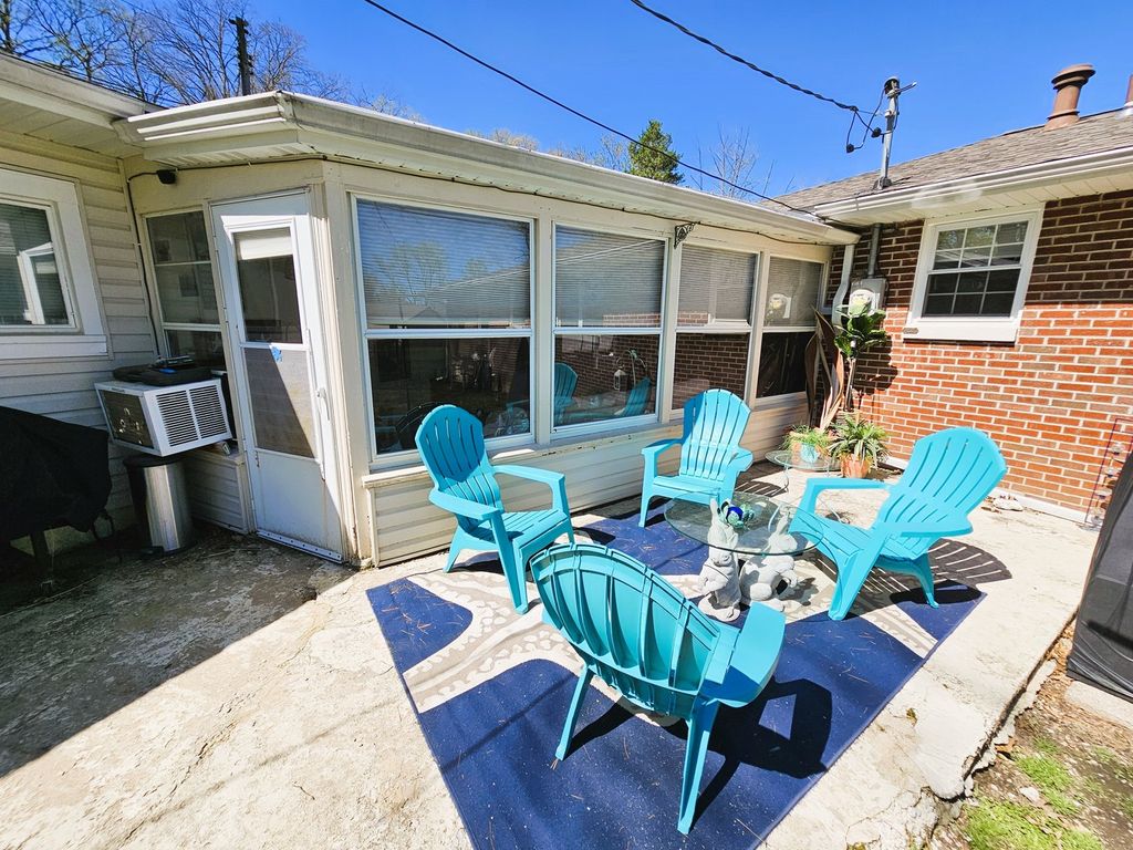 Image 5 of property listing at 2 Lincoln Drive, Mt Vernon, IL 62864