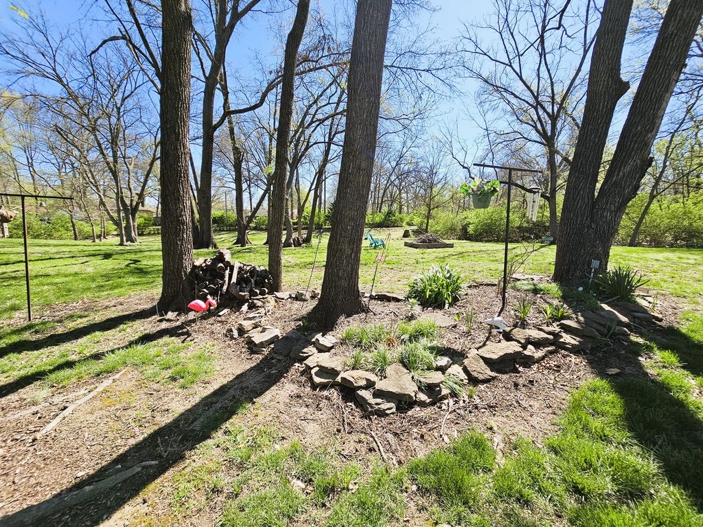 Image 6 of property listing at 2 Lincoln Drive, Mt Vernon, IL 62864